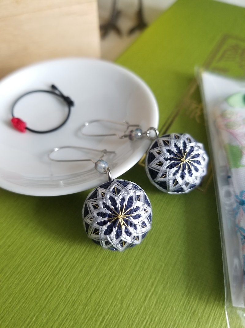 Colorful thread day and small ball earrings - Silver(full hand) - ต่างหู - งานปัก สีเงิน