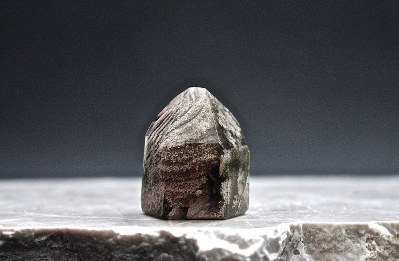 石栽 SHIZAI-綠幽異象水晶柱-含底座 - 擺飾/家飾品 - 水晶 咖啡色