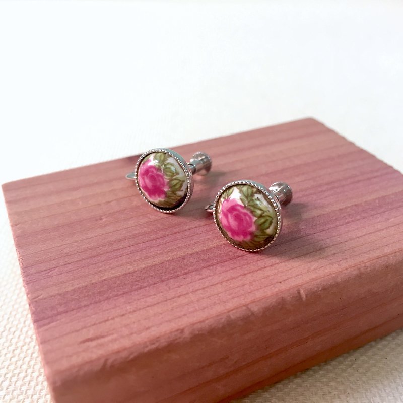 Antique small objects / red rose clip earrings - Earrings & Clip-ons - Other Materials Pink