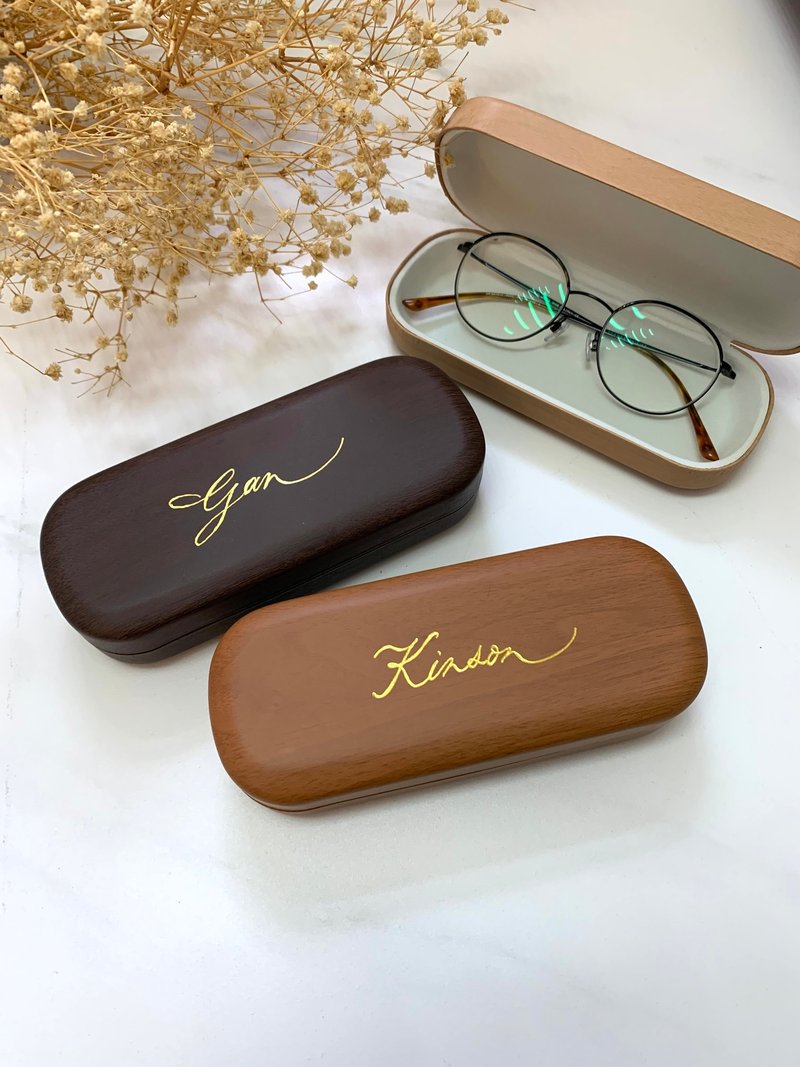 [Customized] Customized wood grain glasses case with hot stamping name - กล่องแว่น - วัสดุอื่นๆ สีนำ้ตาล