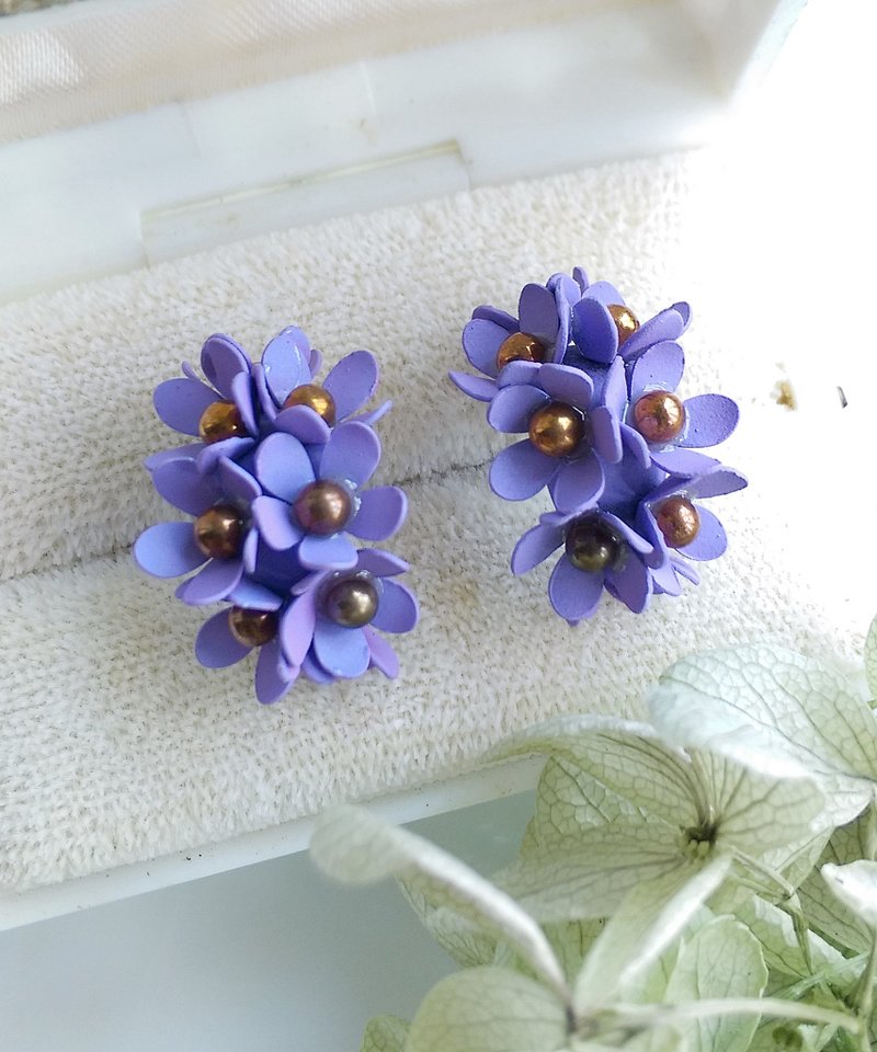 Vintage Jewelry 西洋古董飾品 C圈 立體 花簇 針式耳環 - ต่างหู - โลหะ สีทอง