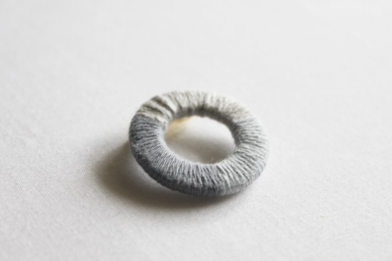 [Recycled cotton] tone brooch - Brooches - Cotton & Hemp Gray