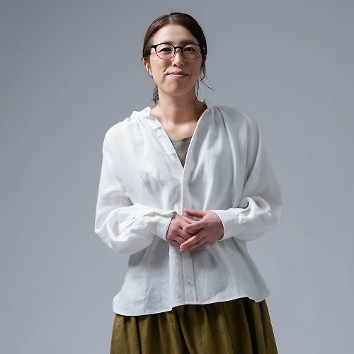 wafu [Linen shirt] Skillfully tailored gather stand collar shirt