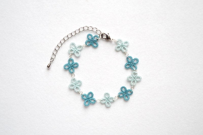 Tatting lace floret bracelet Hydrangea - Bracelets - Cotton & Hemp Blue