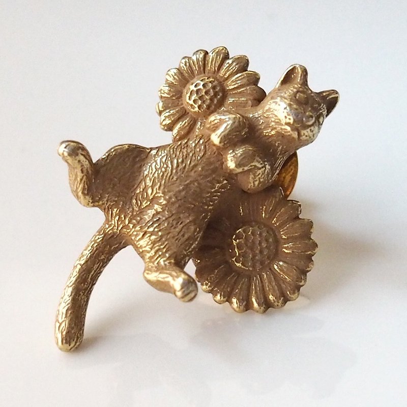 Cat pin brooch antique gold - Brooches - Other Metals Gold