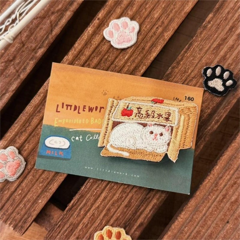 刺繡燙貼/別針 | 貓咪 - 水果箱白貓 | Littdlework - 徽章/別針 - 繡線 多色