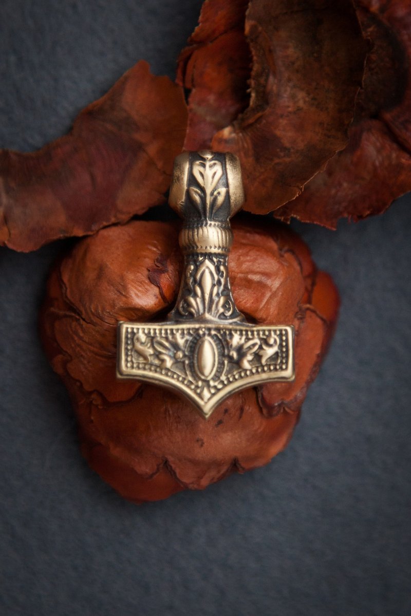 Mjolnir pendant floral ornament. Viking Yggdrasil necklace. Thor Hammer jewelry - สร้อยคอ - โลหะ สีส้ม