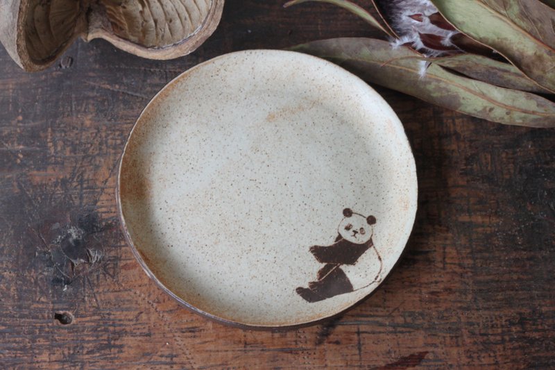 Round plate with Panda - จานและถาด - ดินเผา สีกากี