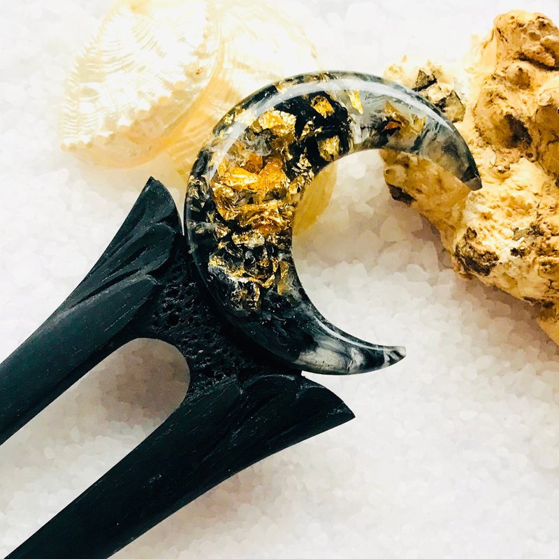 Hair fork with Gold Crescent, Carved wooden hair clip with resin crescent moon - 髮夾/髮圈 - 木頭 金色