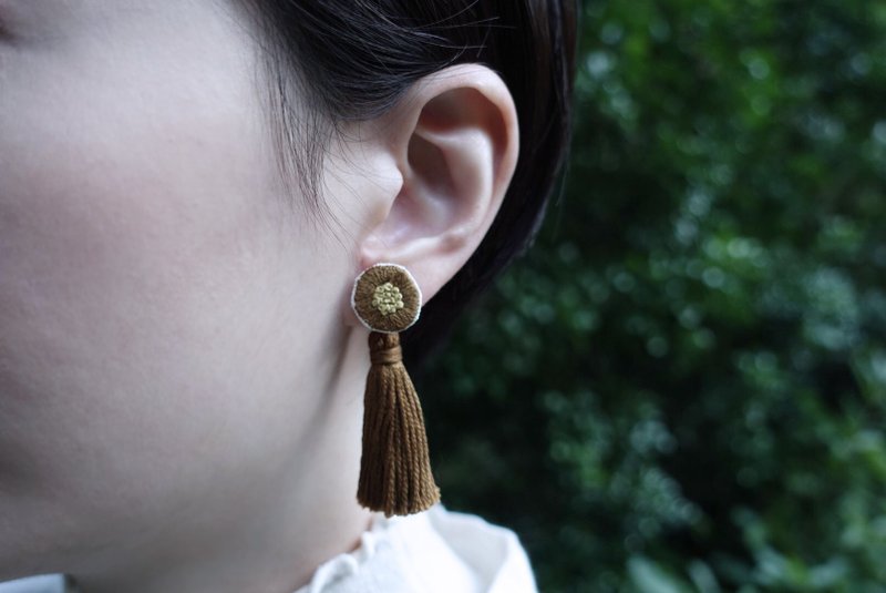 Dumpling Tassel Tea Brown・Hand Embroidered Earrings - Earrings & Clip-ons - Cotton & Hemp Brown