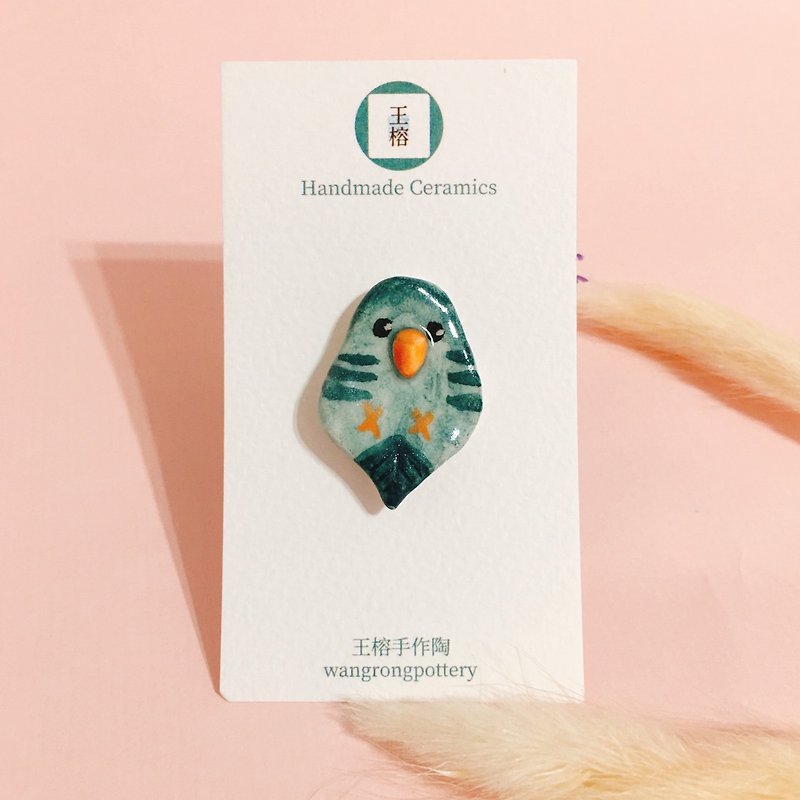 [Gift box packaging] Hand-made pottery cross-spotted parrot brooch pin