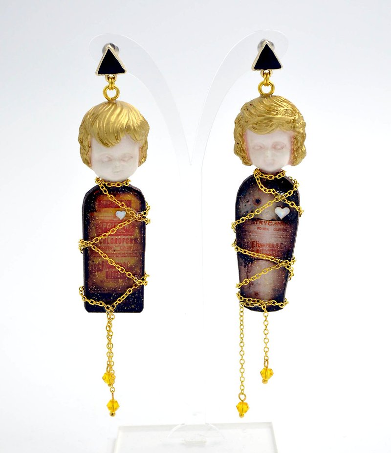 Doll head wine bottle stopper resin doll wood chips copper chain - Earrings & Clip-ons - Wood Gold
