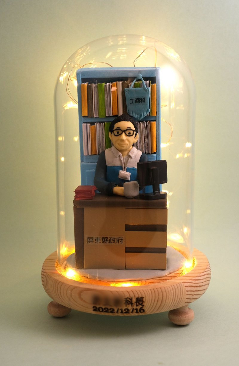 Retirement commemorative small gift, with LED lighting effect inside, can customize the name. Provide photo customization character modeling - ของวางตกแต่ง - ดินเหนียว 