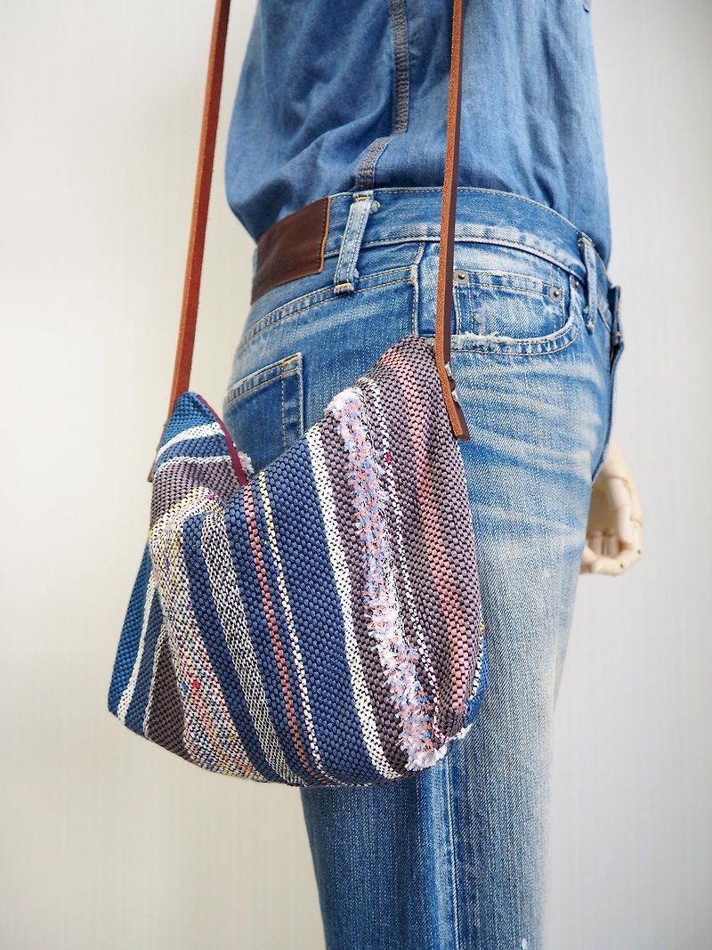 Handwoven Side Bag (Blue & pink) - กระเป๋าแมสเซนเจอร์ - ผ้าฝ้าย/ผ้าลินิน สีน้ำเงิน