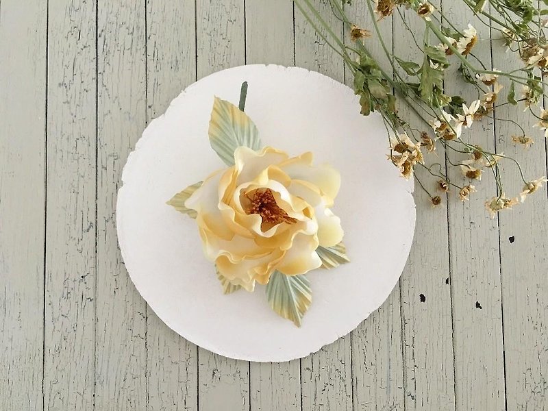 Cup rose corsage (Yellow) - เข็มกลัด - ผ้าไหม สีเหลือง
