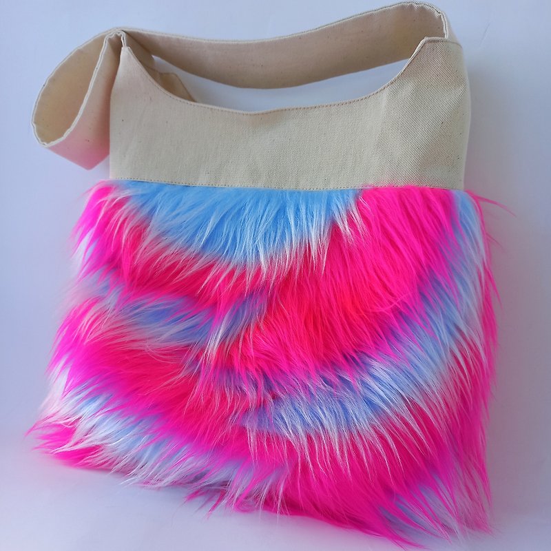 Double-sided colorful faux fur bag. Fluffy rainbow tote bag. Rave multicolor fes - หมวก - วัสดุอื่นๆ หลากหลายสี