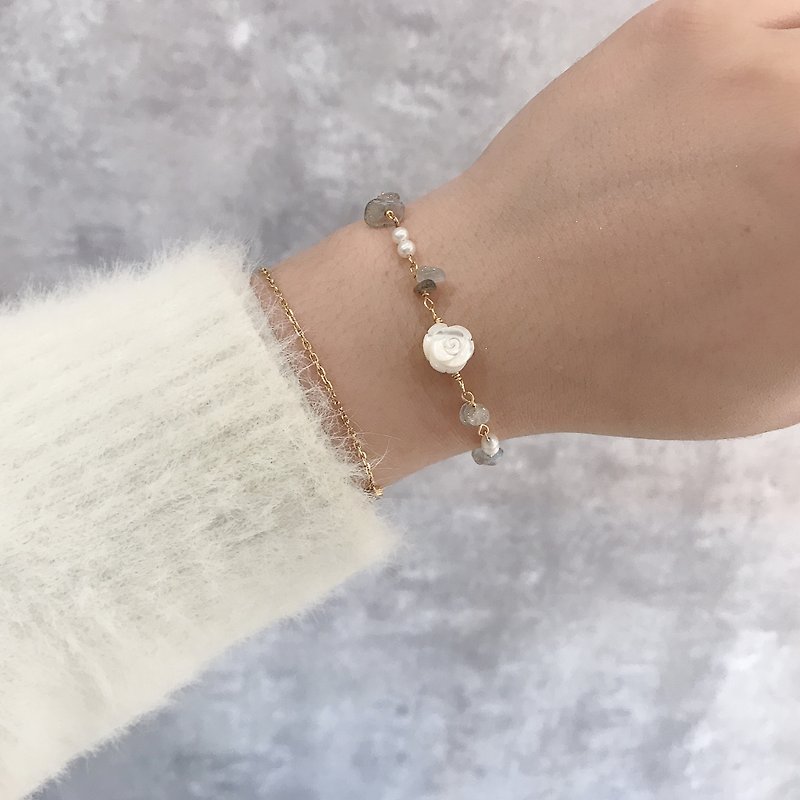 Shell flower small pearl labradorite bracelet - สร้อยข้อมือ - ไข่มุก สีทอง