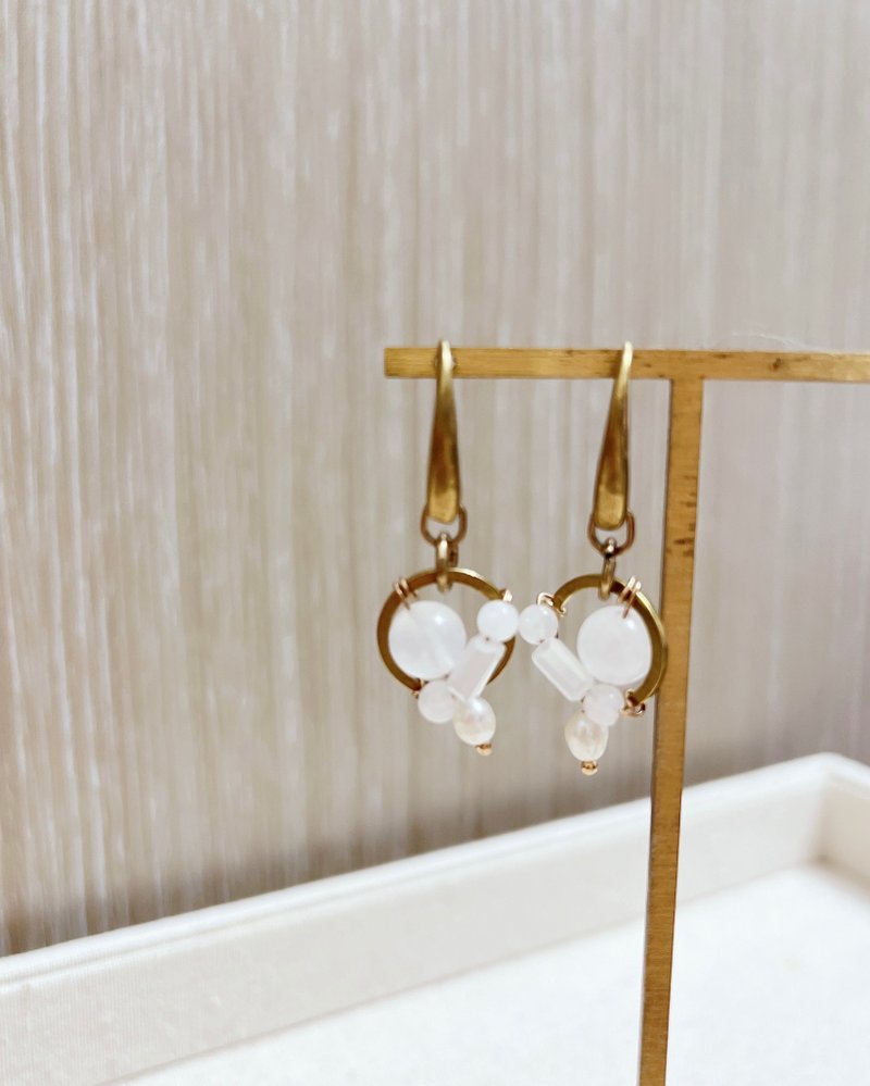 Fake boss lady Kingboss meteorite. White chalcedony crystal pearl earrings 2022025 - ต่างหู - เครื่องประดับพลอย ขาว