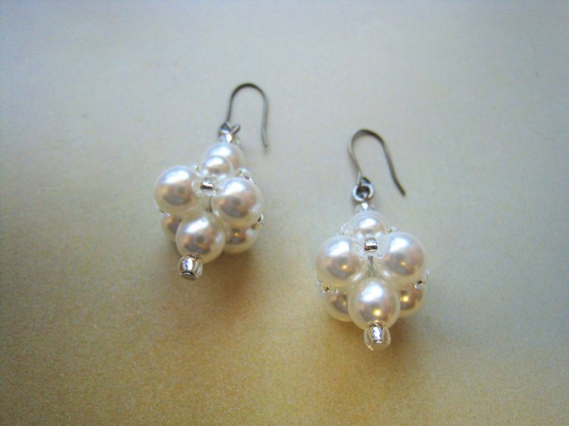 Silky Pearl Pierced Earrings / M : White Bridal* - 耳環/耳夾/耳骨夾 - 珍珠 白色