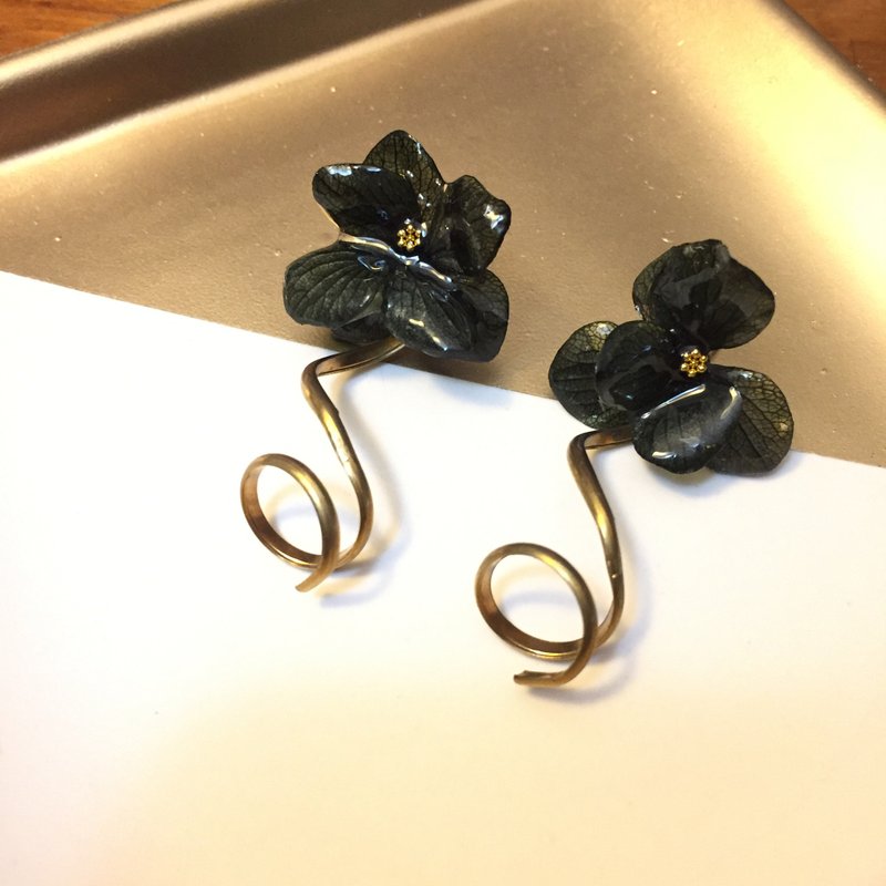 Real Flower 2way Black Earrings - Earrings & Clip-ons - Plants & Flowers Black