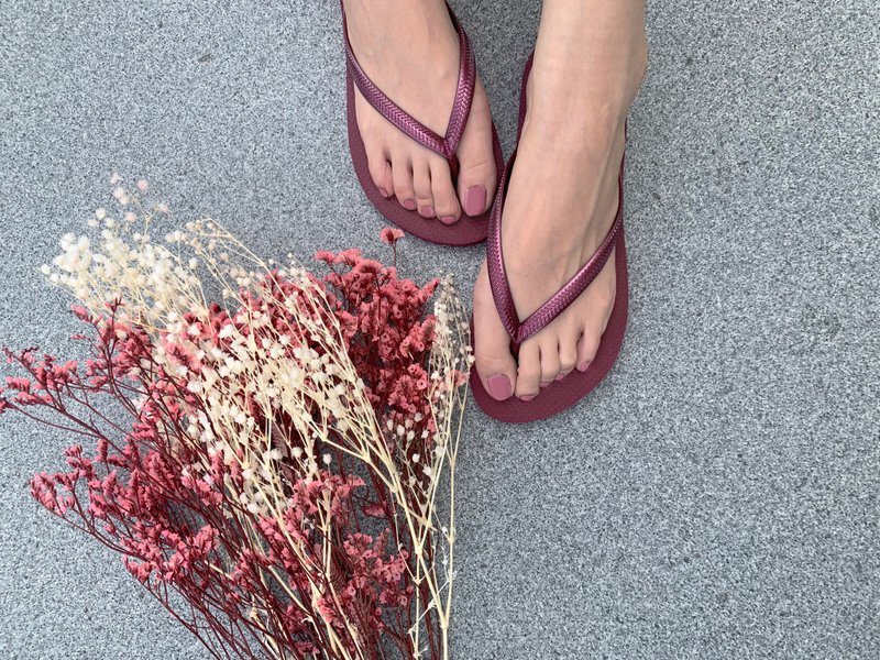 Women's Slim flat flip-flops waterproof wear-resistant non-slip flip-flops wine red - รองเท้าแตะ - ยาง สีม่วง