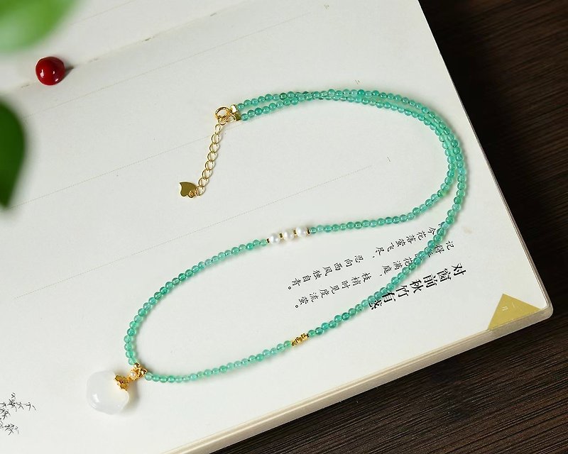 Green agate clavicle necklace cools you down in the summer. Green agate ultra-thin necklace with white agate Ruyi pendant - สร้อยคอทรง Collar - คริสตัล 