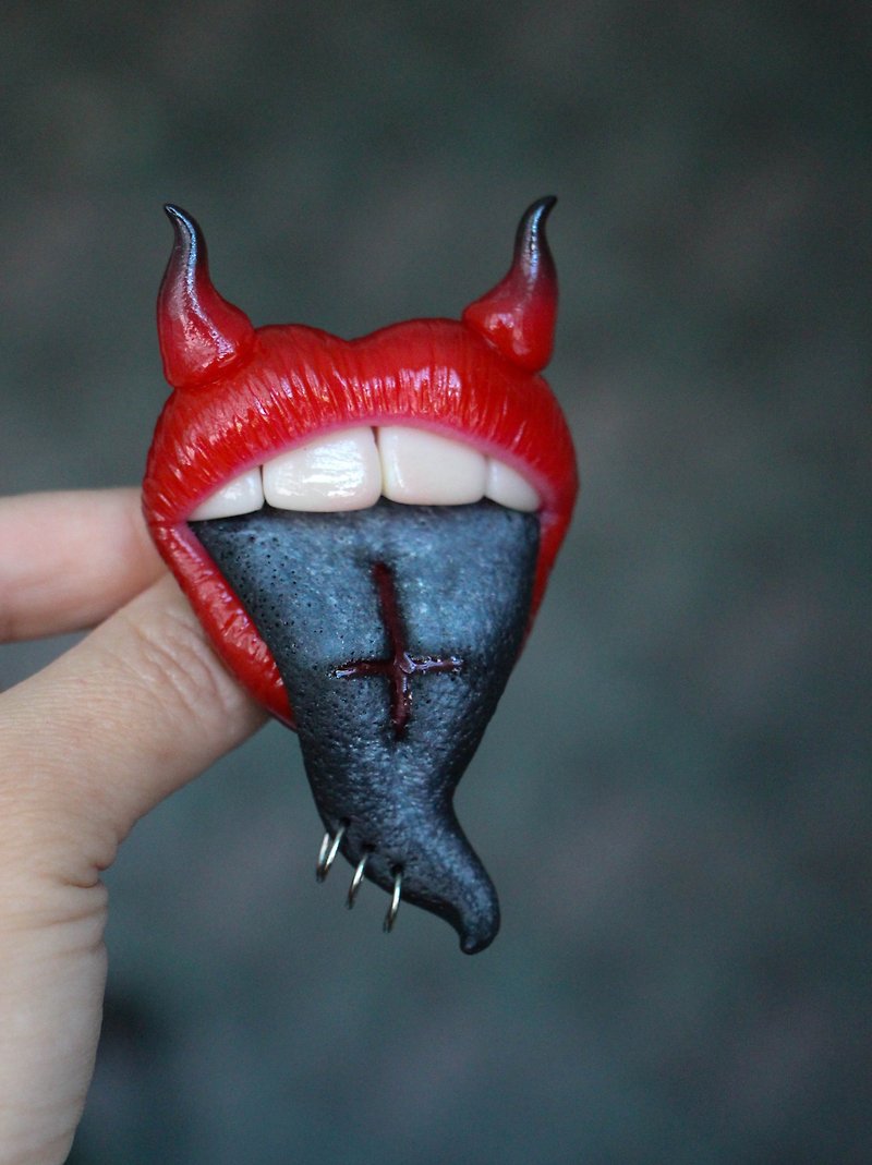 Black Red Devil Lips brooch, Creepy brooch, Gothic jewelry - เข็มกลัด - วัสดุอื่นๆ สีแดง