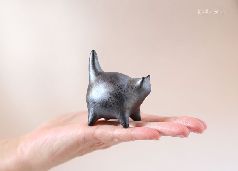 Handmade Ceramic Cat — Minimal Art Object Filled with Warmth - 擺飾/家飾品 - 黏土 黑色