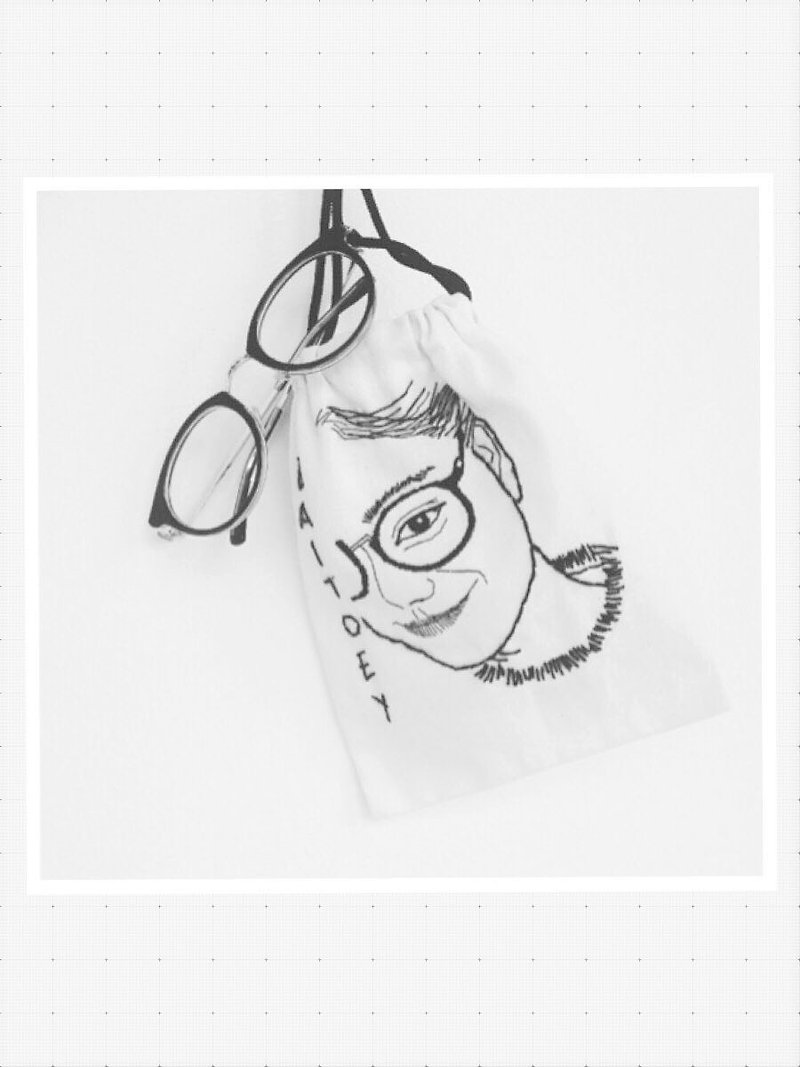 porttrait embroidery - 化妝袋/收納袋 - 棉．麻 白色