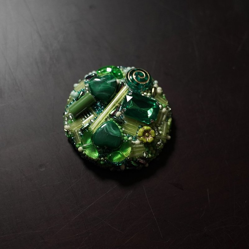 Single color brooch 4 bead embroidery green collage - เข็มกลัด - พลาสติก สีเขียว