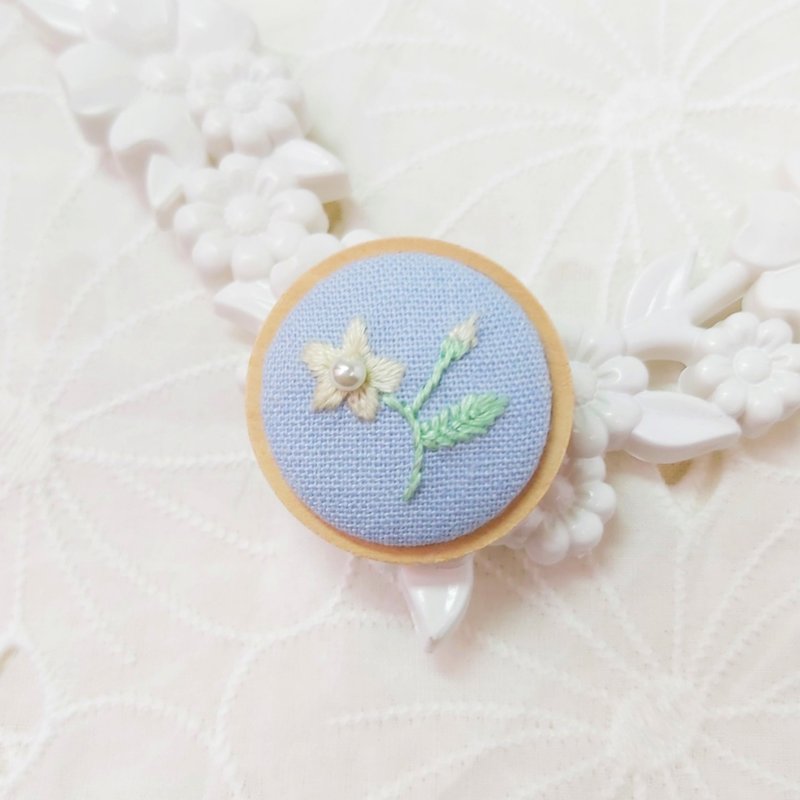 英式手工刺繡珠繡花朵木框胸針 - 胸針 - 繡線 藍色