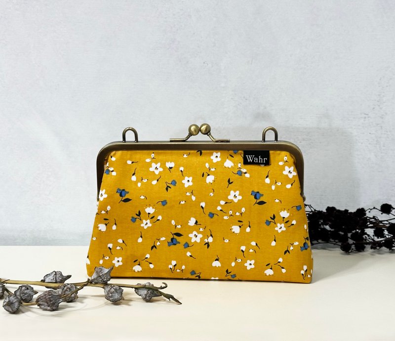 Yellow flowers clasp frame bag/with chain/ cosmetic bag - กระเป๋าแมสเซนเจอร์ - ผ้าฝ้าย/ผ้าลินิน สีเหลือง