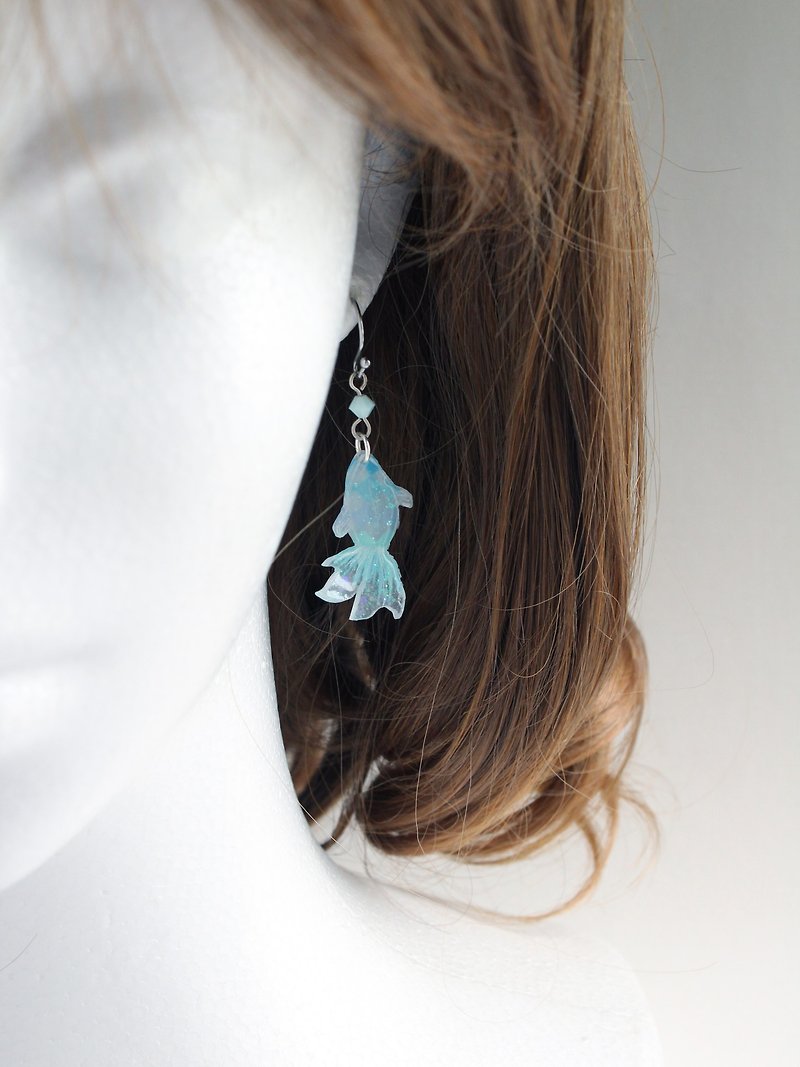 海水藍漸變格子金魚耳環 可改耳夾 - 耳環/耳夾 - 樹脂 藍色