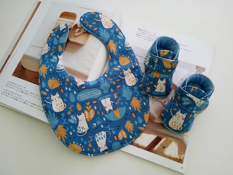 雨中貓咪  彌月禮物 嬰兒鞋+圍兜 - 彌月禮盒 - 棉．麻 藍色