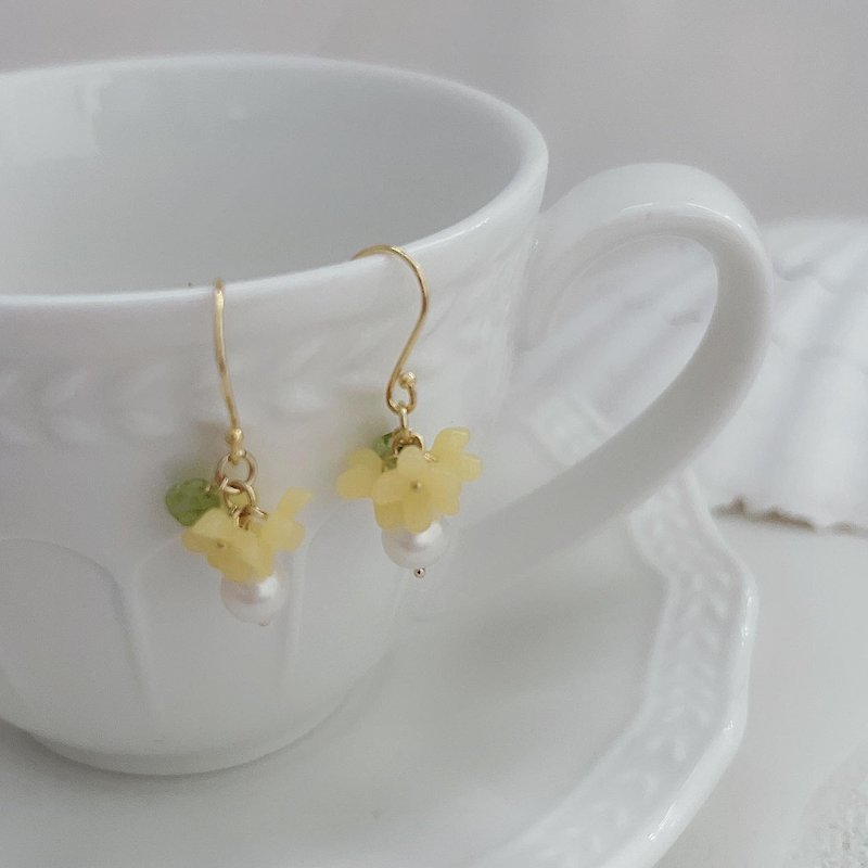 Handmade natural freshwater pearl yellow small bouquet hanging earrings - Earrings & Clip-ons - Pearl Yellow