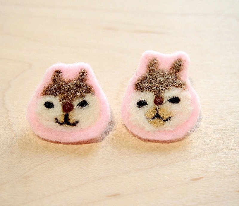 棉花糖系-羊毛氈刺繡插畫松鼠小別針(一對) - 眼罩 - 羊毛 粉紅色