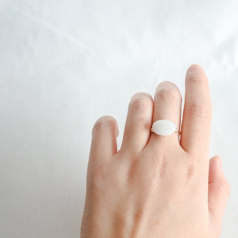 White Jade – Oval – Gold ring – Natural Stone Ring - 戒指 - 其他金屬 白色
