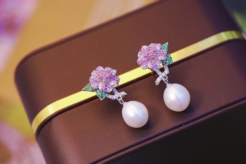 [Hong Kong and Macao Limited Edition] Elegant pink three-dimensional flower top-quality Stone natural pearl sterling silver earrings - Earrings & Clip-ons - Sterling Silver Red