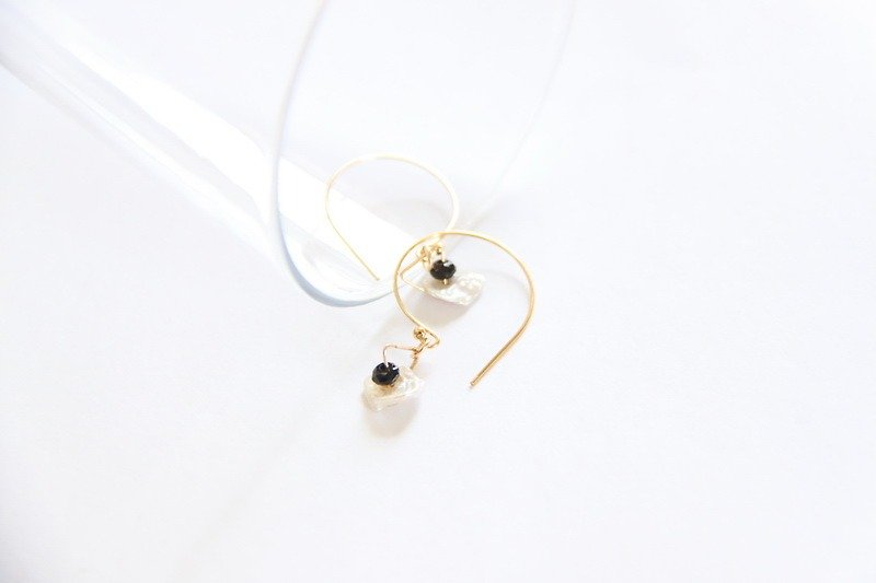 ジェーン・グレードの真珠のイヤリング/ケシ真珠のイヤリング - ピアス・イヤリング - 宝石 ホワイト