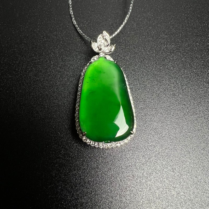 Baocui | Green luminous glass courgette pendant - สร้อยคอ - หยก สีเขียว