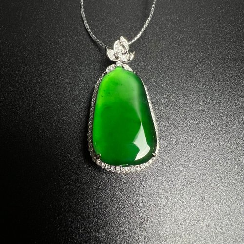 富璧寶鼎 FBBD JEWELRY 寶翠 | 坑綠放光玻璃種胡瓜墜
