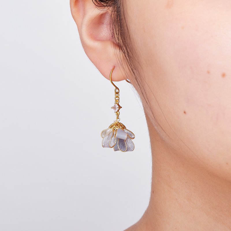 Ribbon Blessing (Simple)-Handmade Resin Earrings Crystal Flower Earpin Clip-On - ต่างหู - วัสดุอื่นๆ หลากหลายสี
