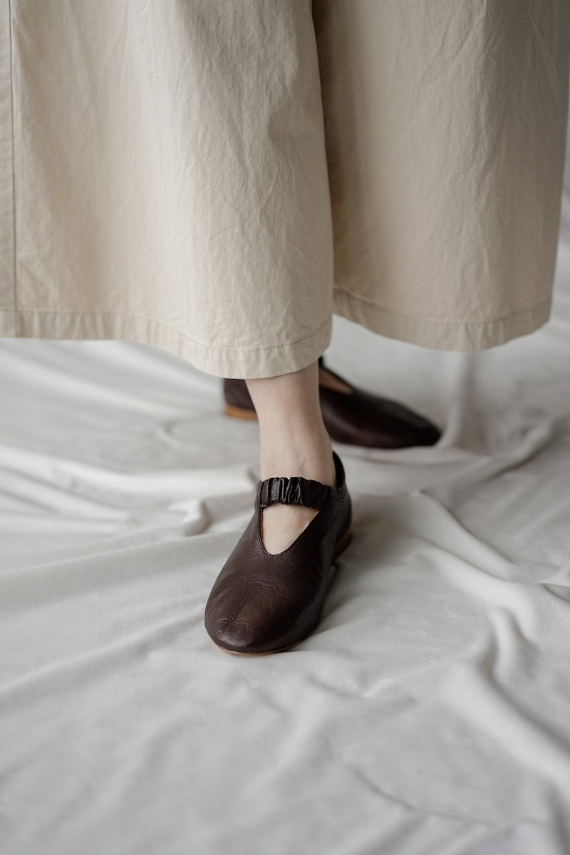 Simple and elegant soft as nothing grandma shoe slim handcrafted sheepskin chocolate color - รองเท้าหนังผู้หญิง - หนังแท้ 