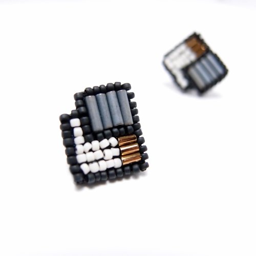 SHAO 淡淡灰 幾何方格手工刺繡耳環