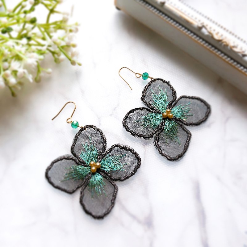 Black green flower embroidery earrings earrings - ต่างหู - เส้นใยสังเคราะห์ สีเขียว