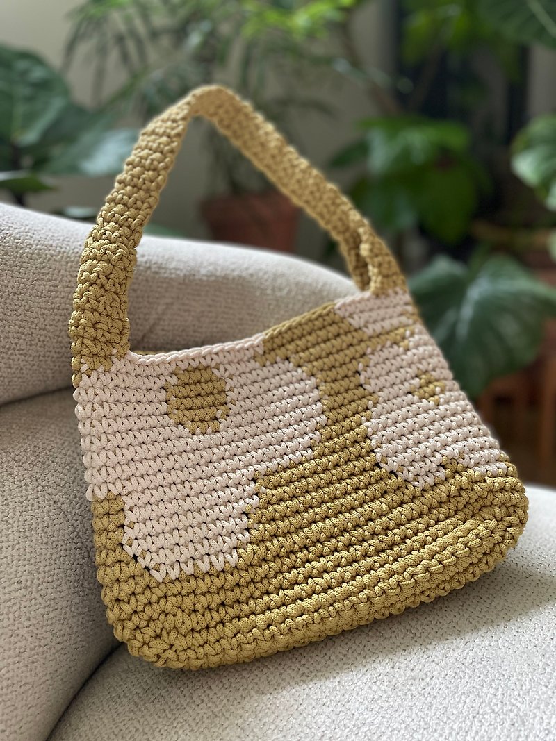 Large floral woven shoulder bag/clutch - กระเป๋าถือ - วัสดุอื่นๆ สีเหลือง