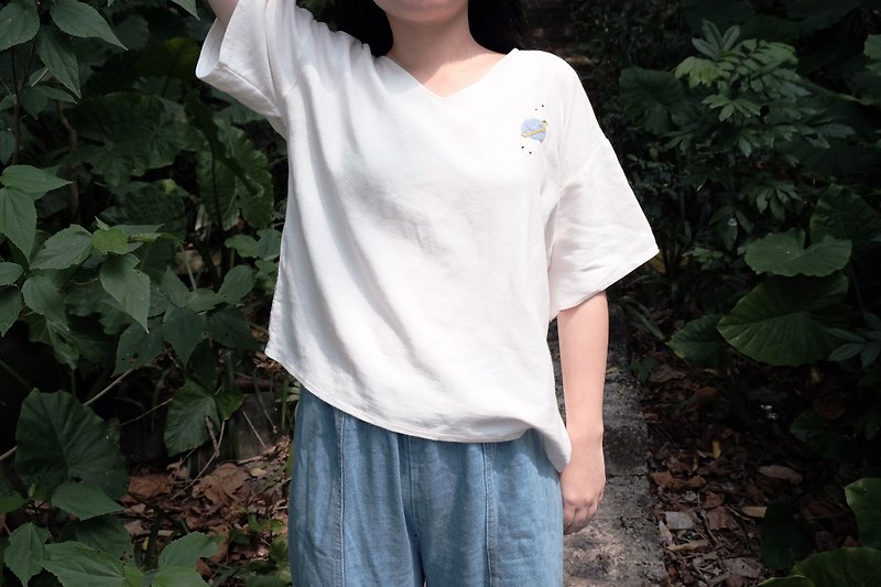 The hearts of the small universe felted wool v-neck cotton embroidered Linen short T - Women's Tops - Cotton & Hemp White