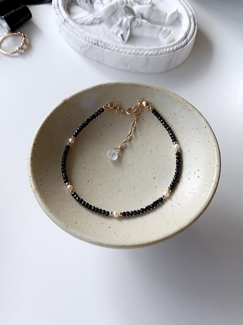 Handmade Bracelet | 14kgf Indian Black Spinel Freshwater Pearl Very Fine / Grandmother's Jewelry Box - Bracelets - Crystal Black