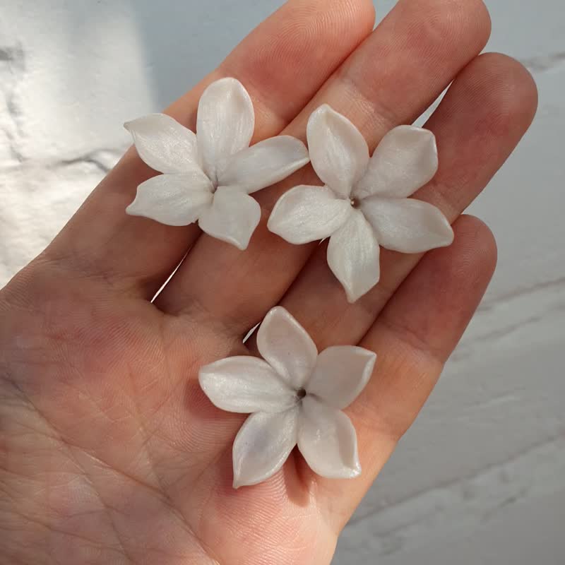 Big five leaf flower polymer clay 3 cm, Floral beads - ชิ้นส่วน/วัสดุอุปกรณ์ - พลาสติก ขาว