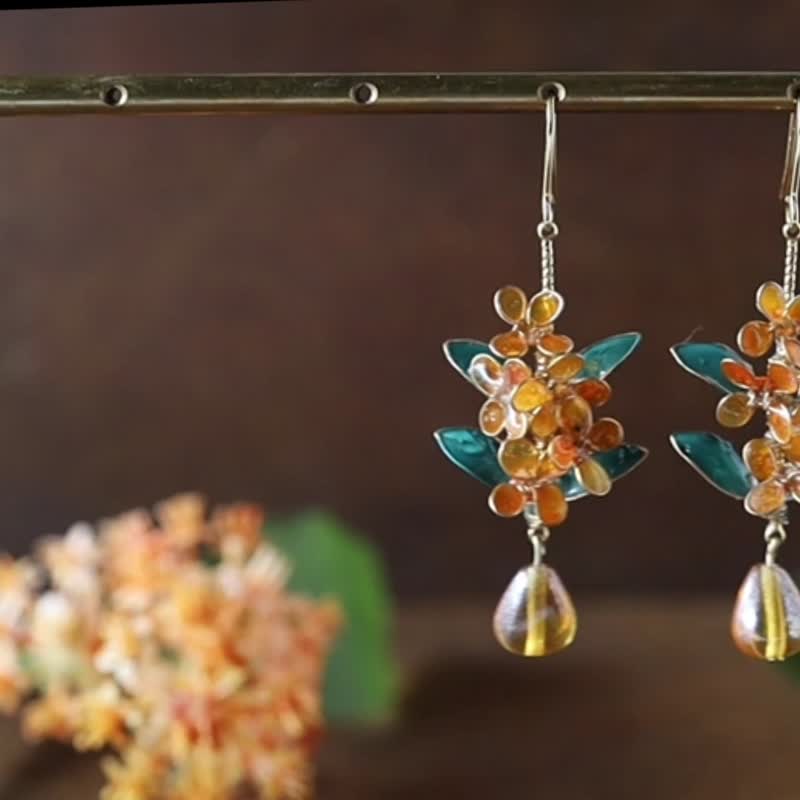 秋の花 金木犀と葉っぱのピアス/イヤリング - ショップ ちくわ
